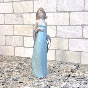 LLADRO Ingenue Woman Figurine